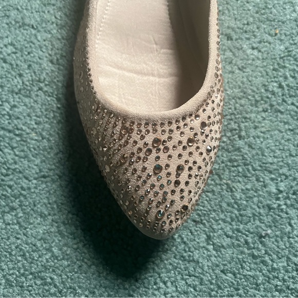 Guess Women’s ballet flat cream color with light pink rhinestones size 7.5 - Picture 3 of 4